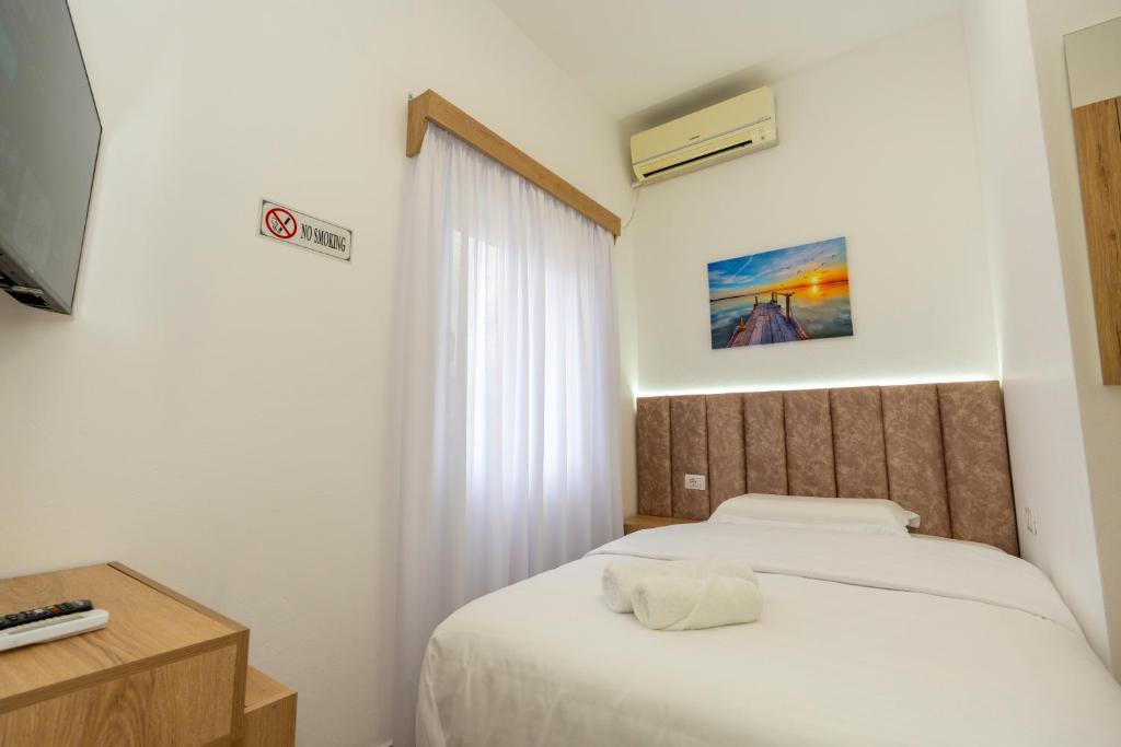 Postel nebo postele na pokoji v ubytování Hotel Shkodra Comfort