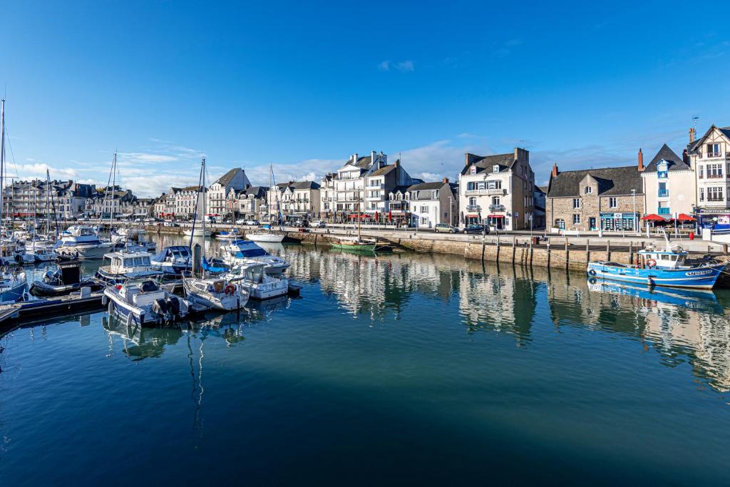 un groupe de bateaux est amarré dans un port dans l'établissement Ma Maison, à Melesse