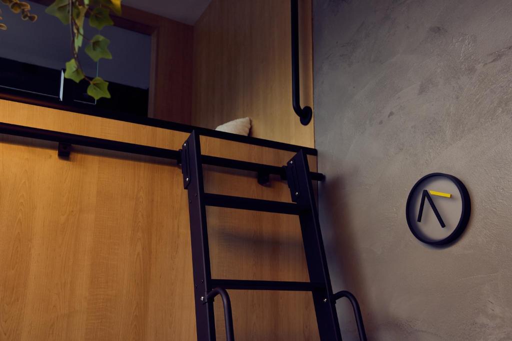 Palanda nebo palandy na pokoji v ubytování Capsule Hotel Montreal