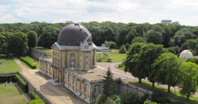 Un gran edificio con una cúpula en la parte superior. en Meudon Jewel Near Paris, en Meudon