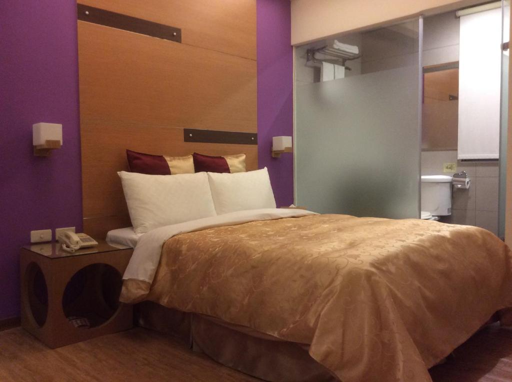 台北的住宿－紫園旅社Purple Garden Hotel，一间卧室设有一张紫色墙壁的大床