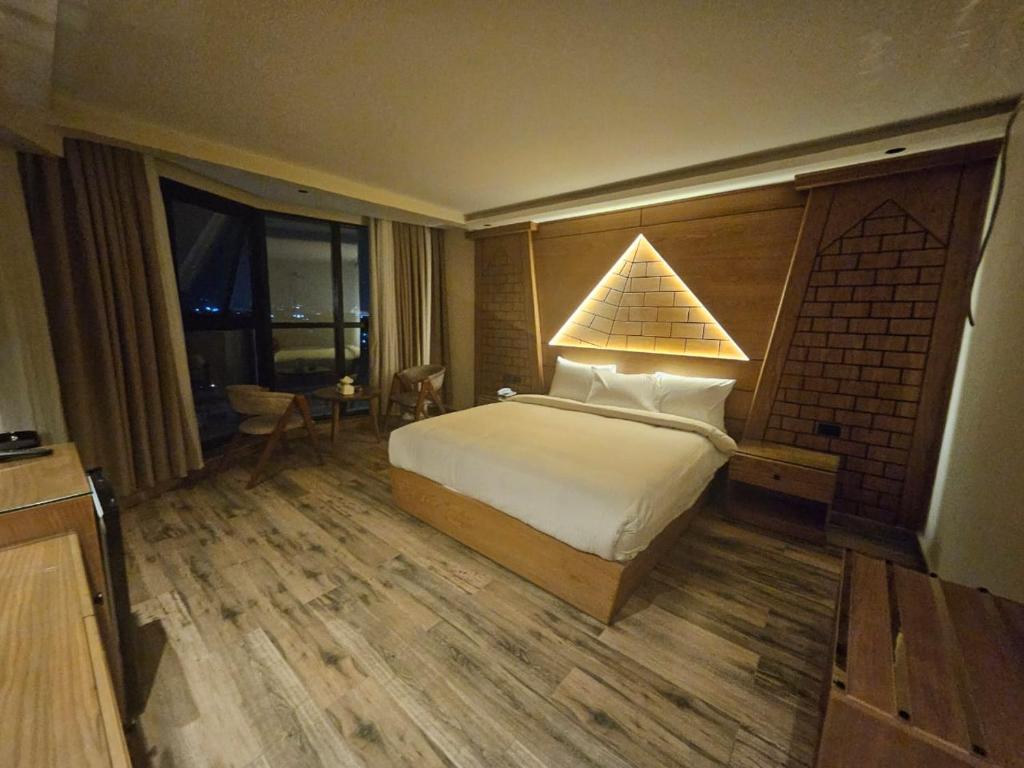 Postel nebo postele na pokoji v ubytování Neom Pyramids Valley Boutique hotel