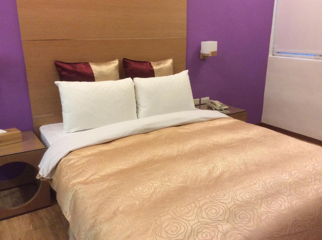 Postel nebo postele na pokoji v ubytování 紫園旅社Purple Garden Hotel