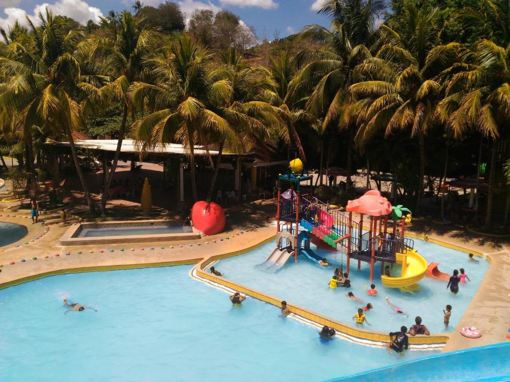 Bazén v ubytování Tubod Flowing Water Resort nebo v jeho okolí