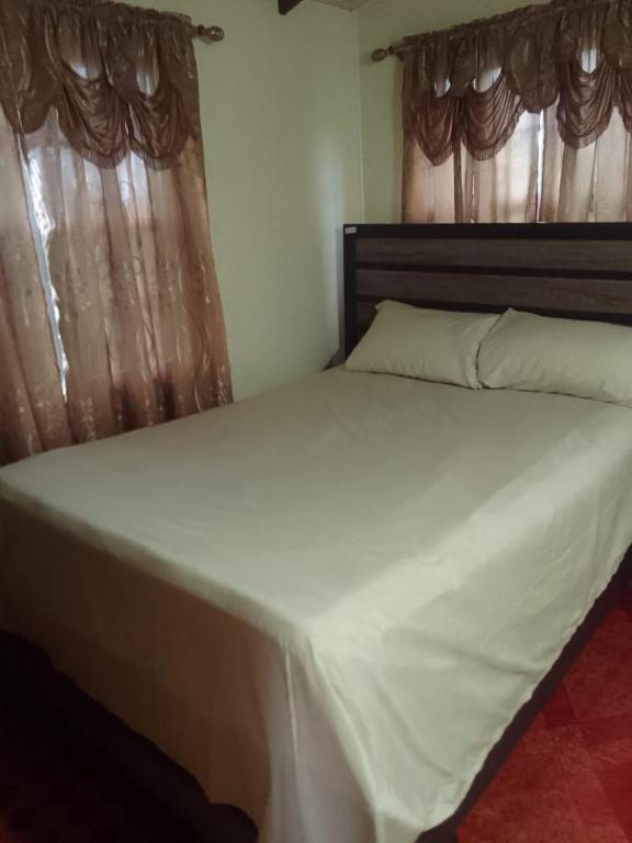 Postel nebo postele na pokoji v ubytování AJs Cottage Escape