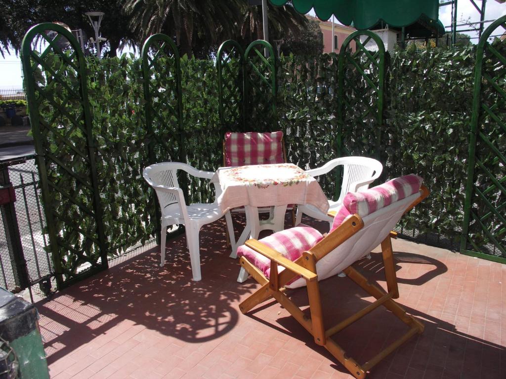 カヴィ・ディ・ラヴァーニャにあるAppartamento fronte spiaggiaのパティオ(椅子3脚、テーブル1台付)