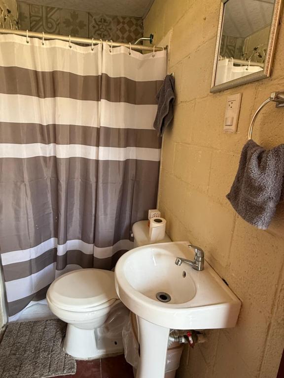 un baño con inodoro y lavabo en Casa DUNA 4, en La Libertad