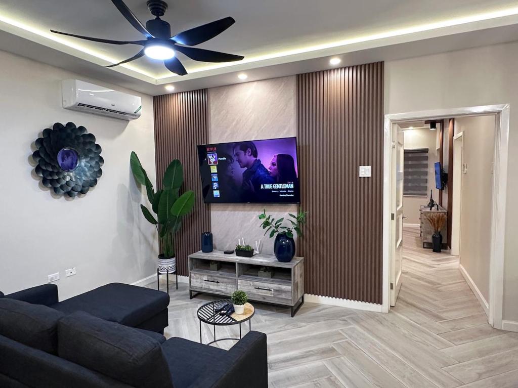 Μια τηλεόραση ή/και κέντρο ψυχαγωγίας στο Modern and Cozy 1BR Condo in KGN