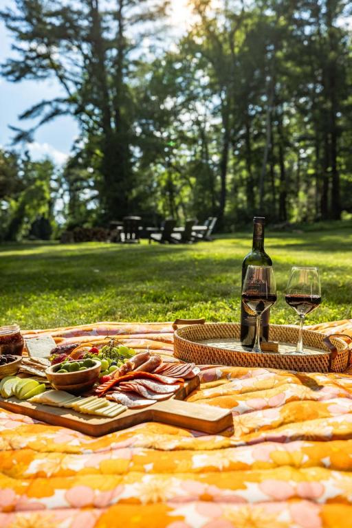 Kebun di luar Modern Lodge on 6 acres - 15 mins to Camelback