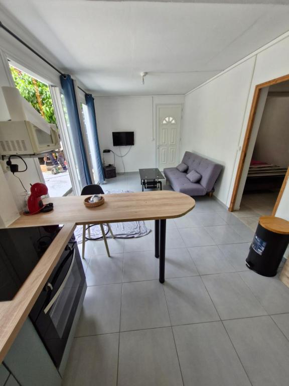 TV a/nebo společenská místnost v ubytování Chambres d'hôtes dans Villa à Chateauboeuf