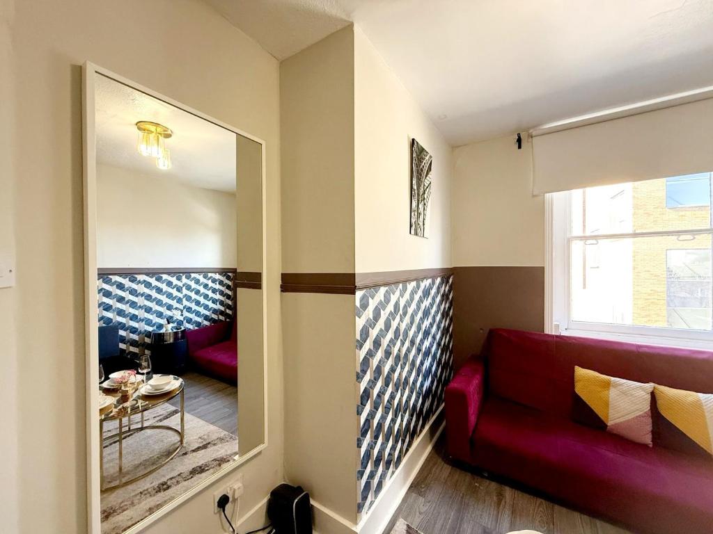 Гостиная зона в A5-2nd Flr 1 bed flat near Elephant and Castle