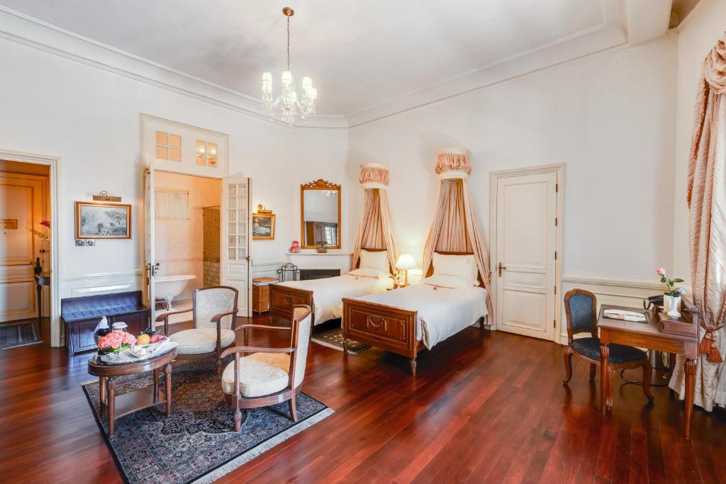 Postel nebo postele na pokoji v ubytování Dalat Palace Heritage Hotel