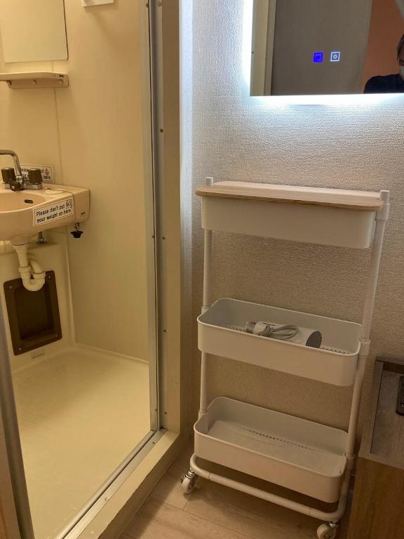 大阪市にあるCentral Osakaの小さなバスルーム(シャワー、シンク付)