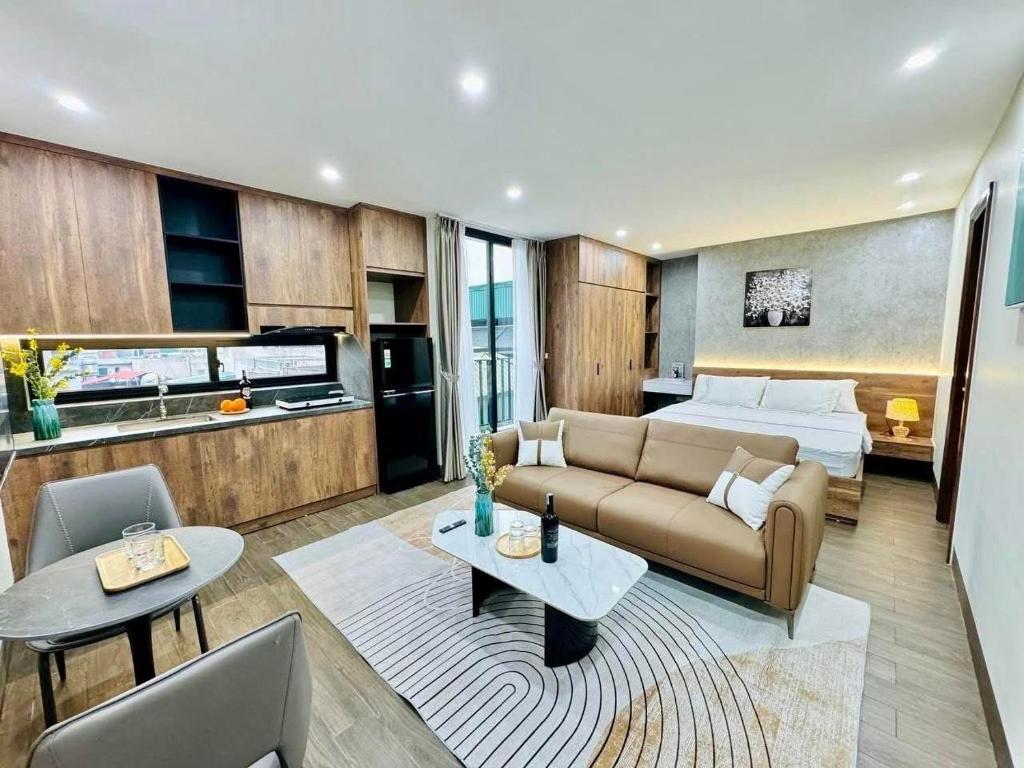 归仁FLC Sea Tower QUY NHƠN-Khách Sạn 5 Sao-Hồ Bơi-View Biển-Trung Tâm Tp的带沙发和床的客厅