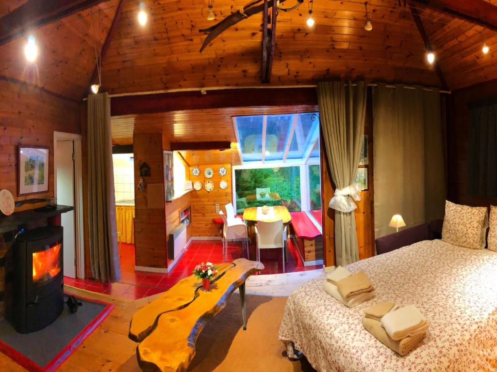 Posezení v ubytování Chalet in Sougné near Forest & Heated Pool