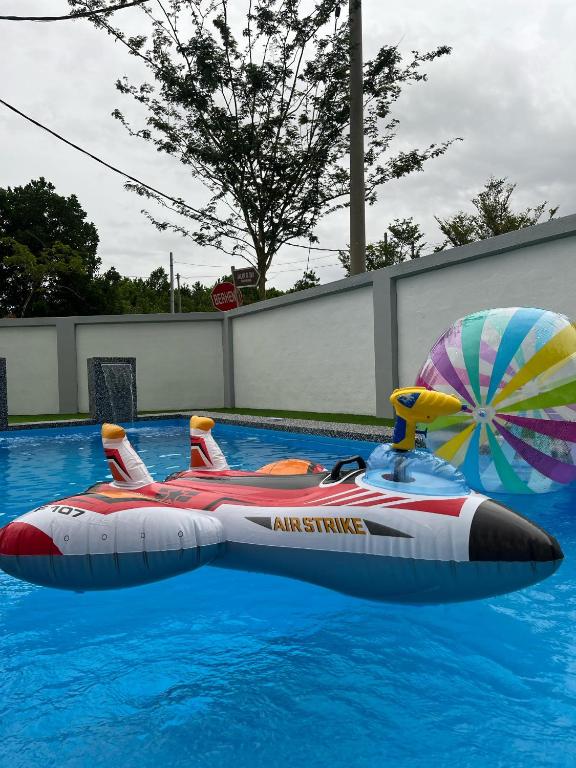 Bazén v ubytování Homestay 88A Melaka for 9 pax with Private Pool, Smart TV, Netflix and Wifi nebo v jeho okolí