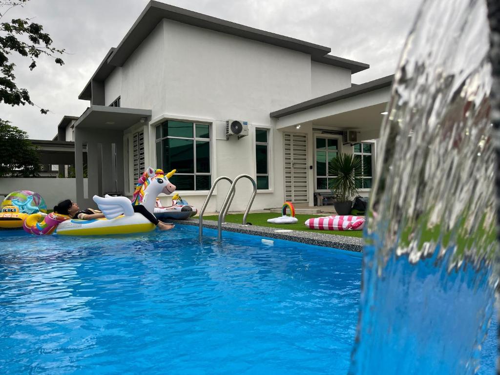 Bazén v ubytování Homestay 88A Melaka for 9 pax with Private Pool, Smart TV, Netflix and Wifi nebo v jeho okolí