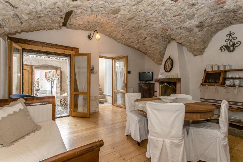 a kitchen and dining room with a table and chairs at Casa Di Laura in Roe