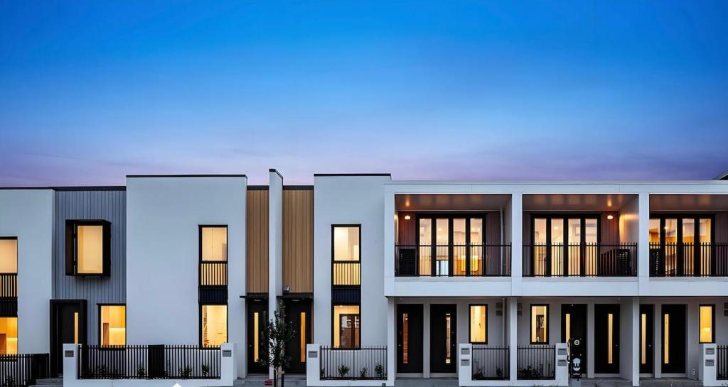 2BR City Townhouse with air con Courtyard and Parking - Resim 10