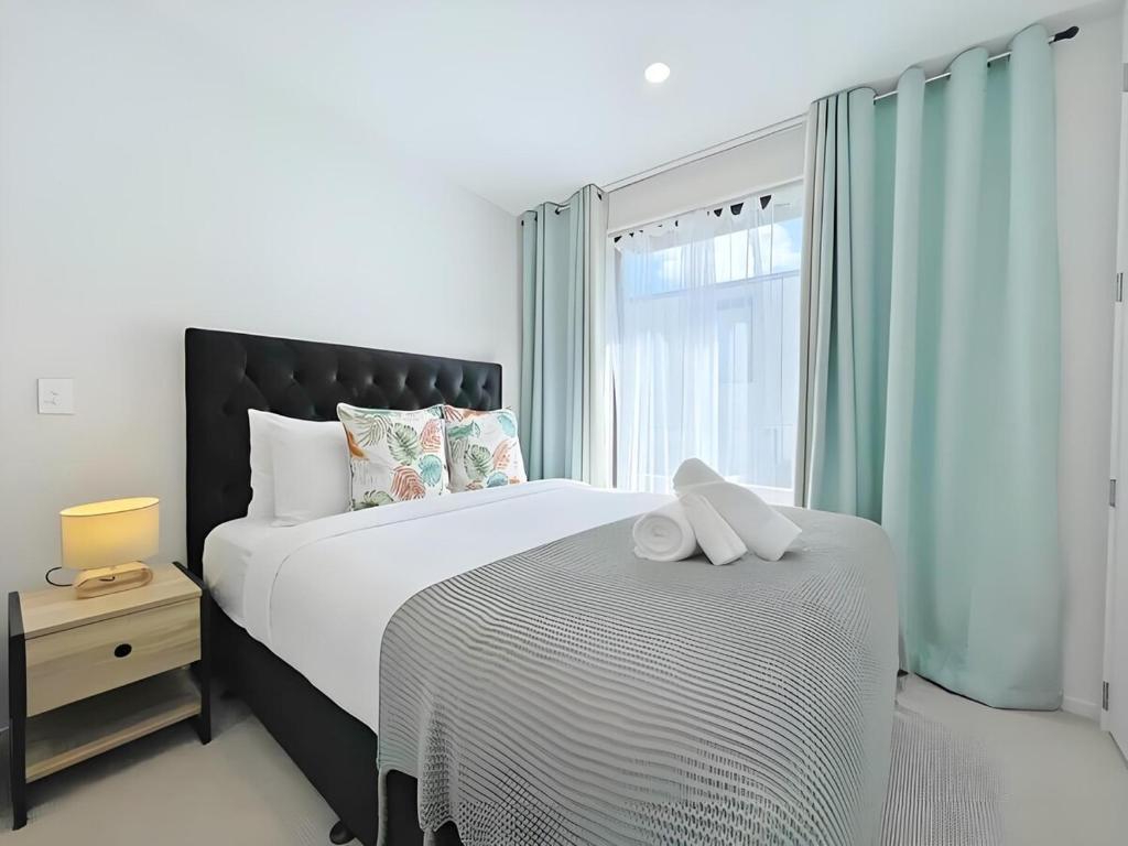 2BR City Townhouse with air con Courtyard and Parking - Resim 13