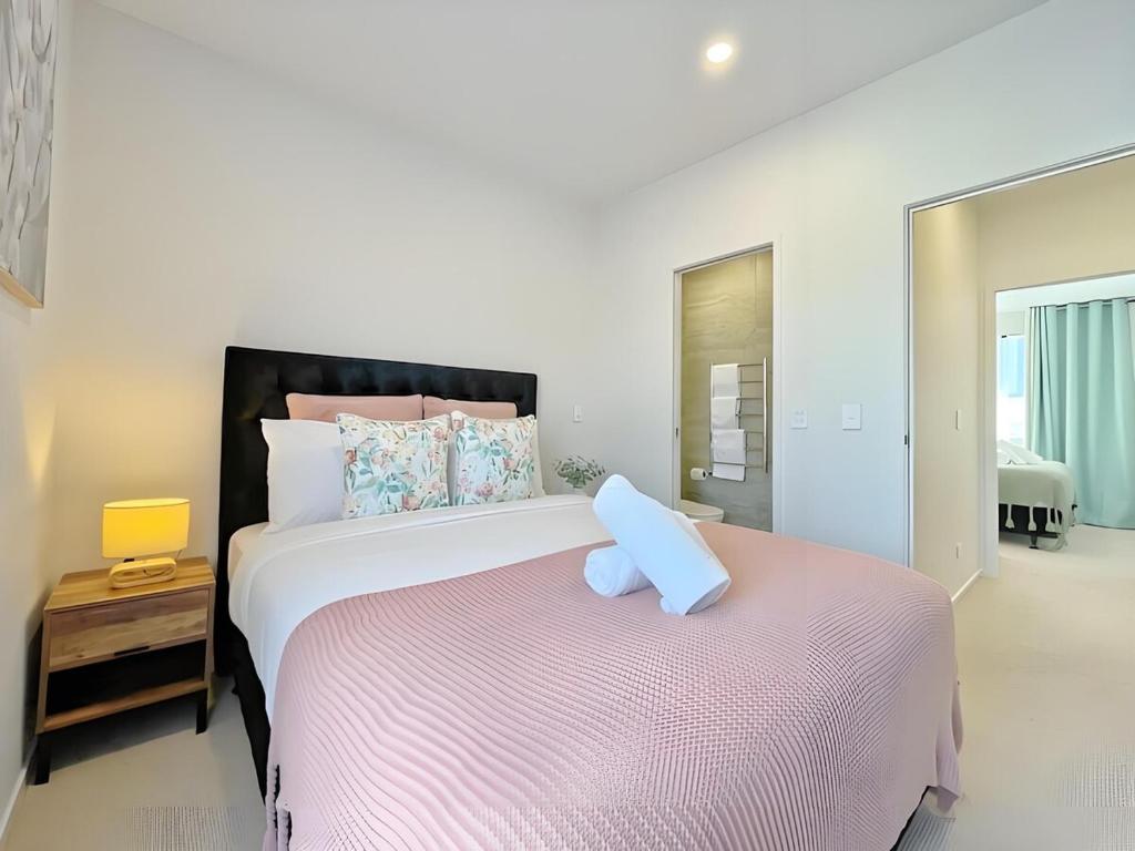 2BR City Townhouse with air con Courtyard and Parking - Resim 14