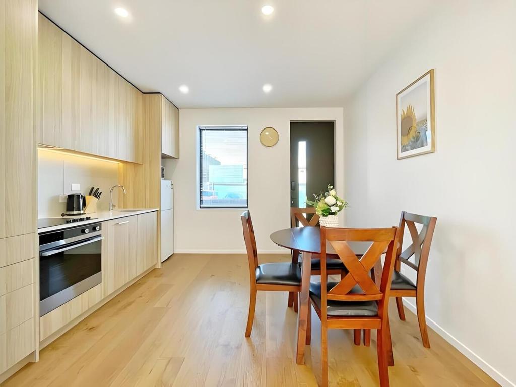 2BR City Townhouse with air con Courtyard and Parking - Resim 18