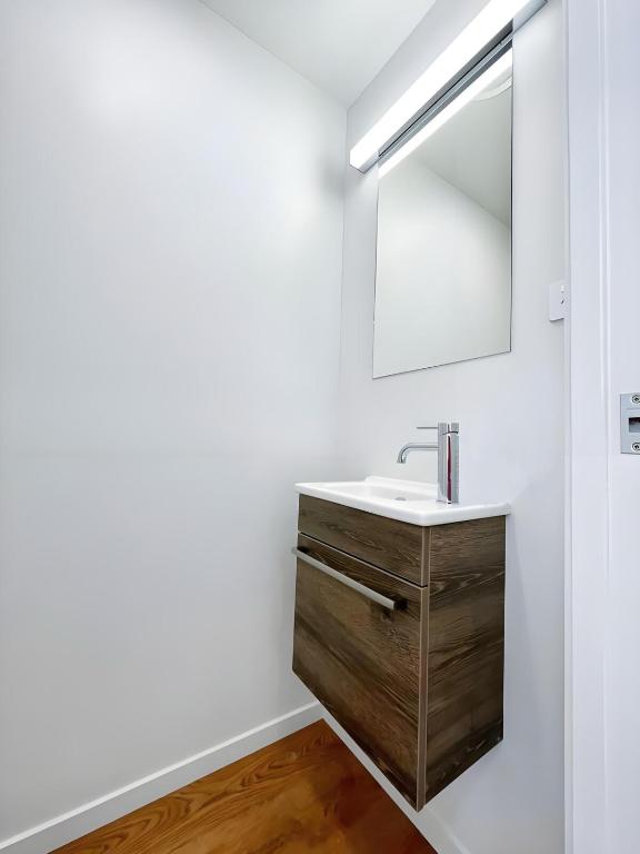 2BR City Townhouse with air con Courtyard and Parking - Resim 19