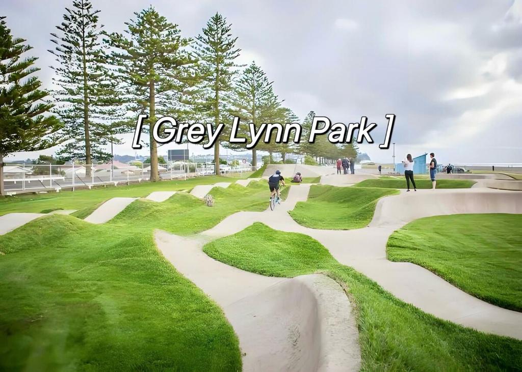 2BR City Townhouse with air con Courtyard and Parking - Resim 20