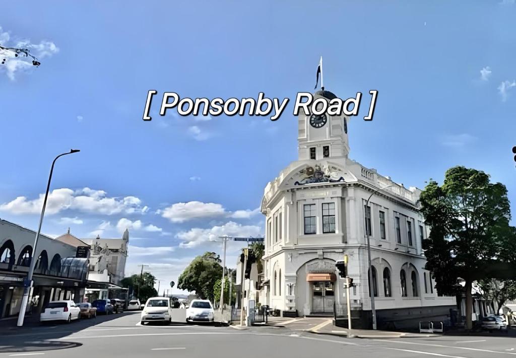 2BR City Townhouse with air con Courtyard and Parking - Resim 21