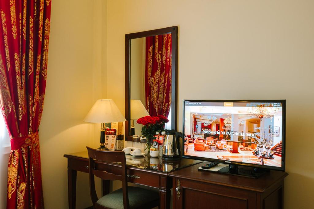 TV a/nebo společenská místnost v ubytování Du Parc Hotel Dalat