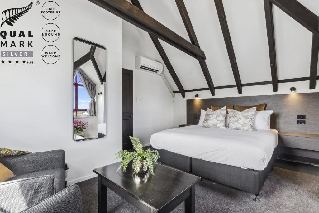 Postel nebo postele na pokoji v ubytování Knights Inn