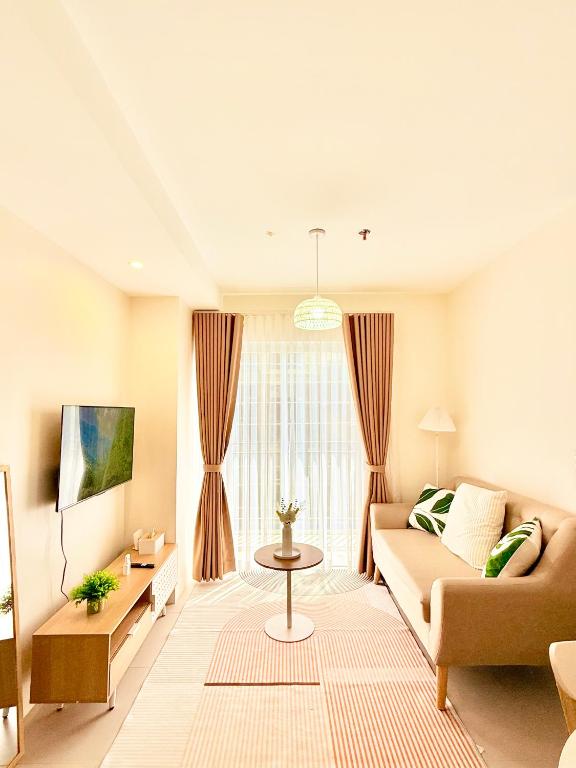 达沃市WAYNderer's Haven的客厅里有一张沙发和一张桌子。