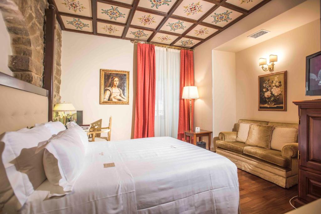 Postel nebo postele na pokoji v ubytování Golden Tower Hotel & Spa