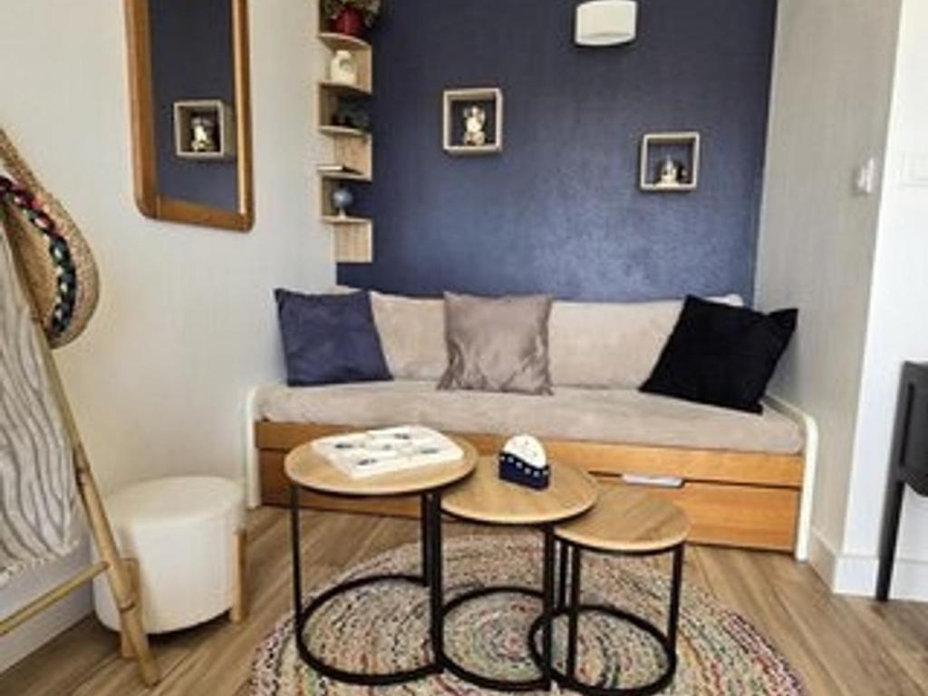 un salon avec un canapé et une table dans l'établissement Appartement Bord de Mer avec Parking et Piscine - Confort et Commodité - FR-1-801-4, au Cap d'Agde