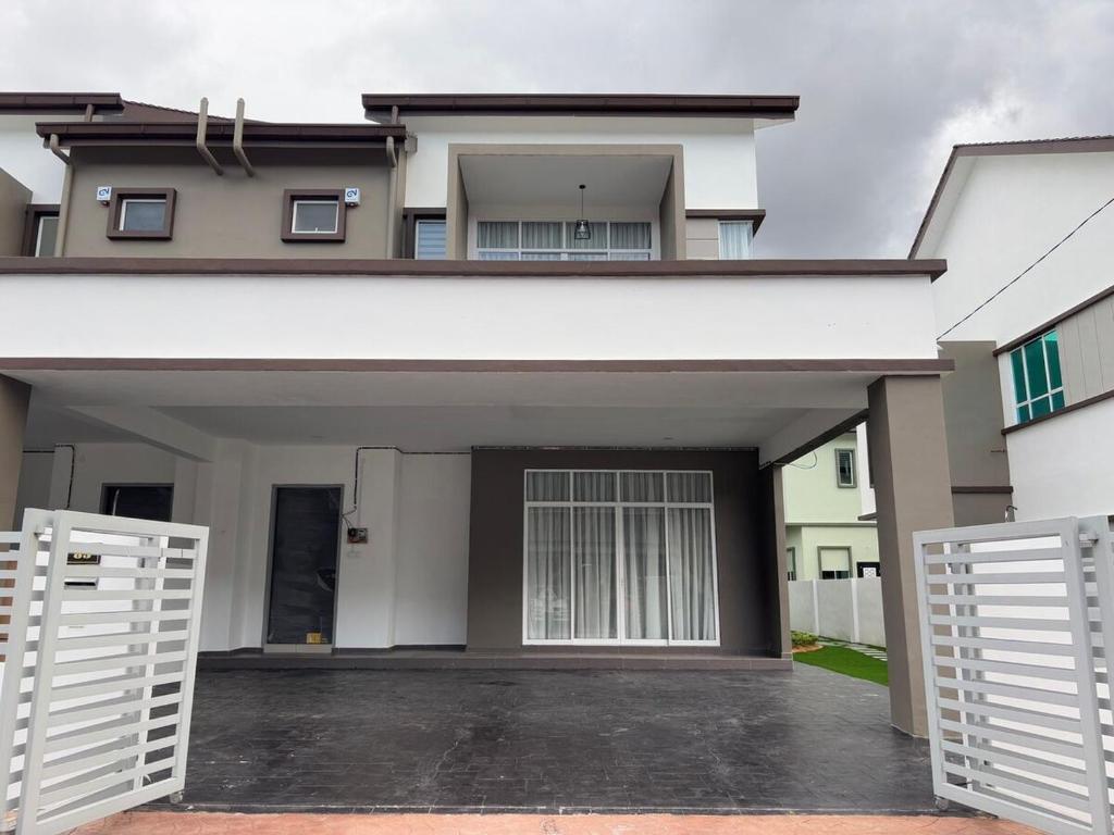 une maison avec une porte devant elle dans l'établissement Olive Homestay SP Saujana 5 Bedrooms 6 Toilets Mus lim Friendly, à Sungai Petani