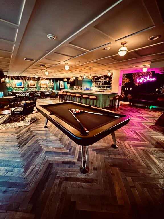Ein Billardtisch in der Unterkunft FOUND Hotel, Santa Monica