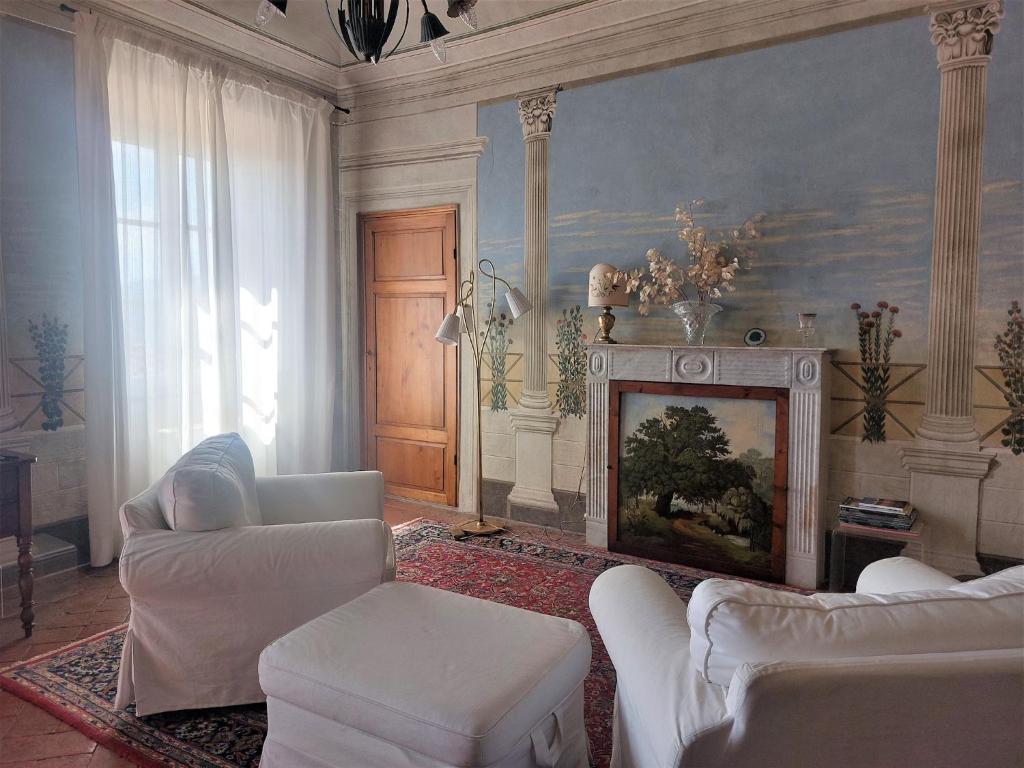 Posedenie v ubytovaní Elegant Old House with Terrace & Art