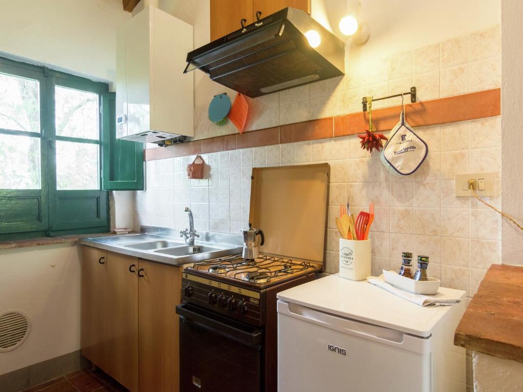 Kuchyňa alebo kuchynka v ubytovaní Apartment with large garden and pool on the hills of Pisa