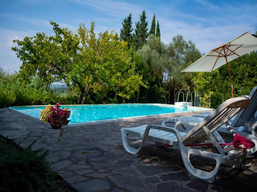 Bazén v ubytovaní Apartment with large garden and pool on the hills of Pisa alebo v jeho blízkosti