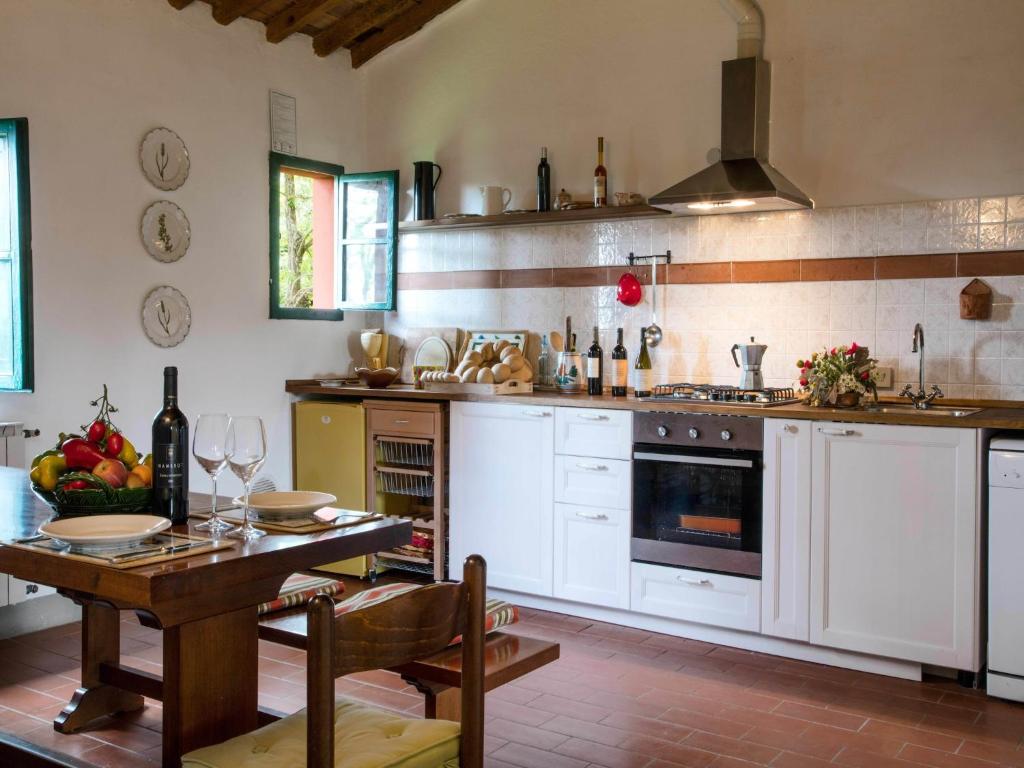 Kuchyňa alebo kuchynka v ubytovaní Apartment with large garden and pool on the hills of Pisa