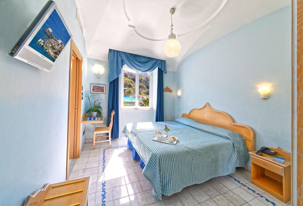 Cama o camas de una habitación en Hotel Punta Imperatore