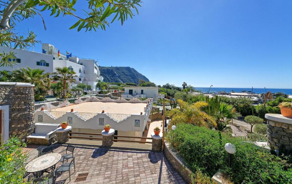 uma vista do telhado de uma casa em Hotel Punta Imperatore em Ischia