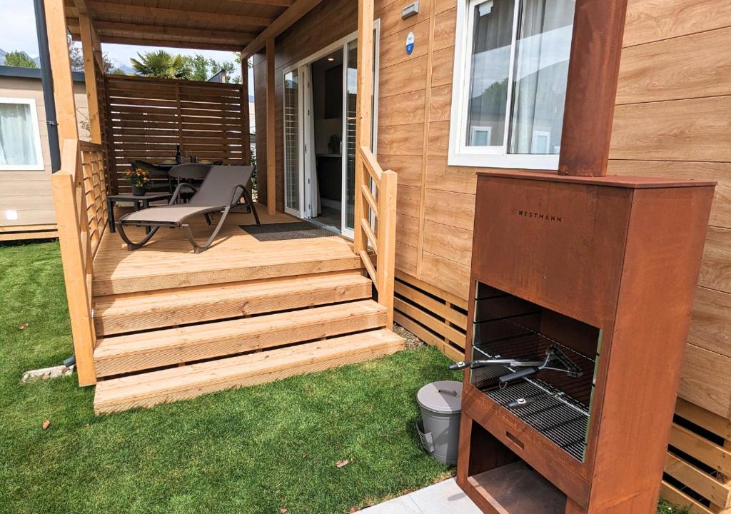 Patio nebo venkovní prostory v ubytování Mobile Home on Lago Maggiore - Direct Beach Access