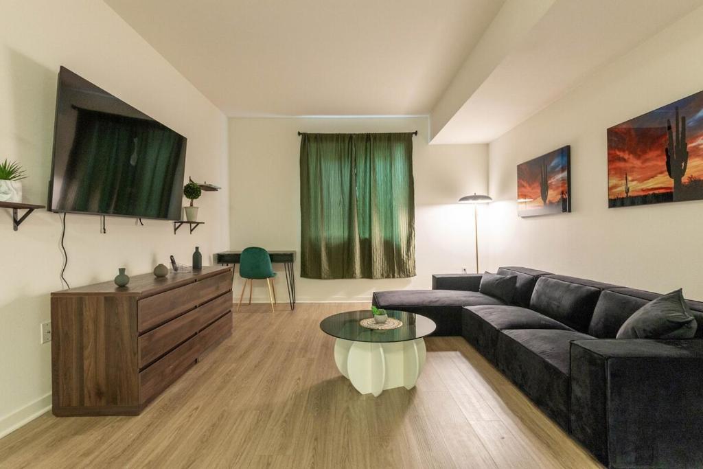 ein Wohnzimmer mit Sofa und Tisch in der Unterkunft Elegant & Charming 2BR Apartment in Glendale