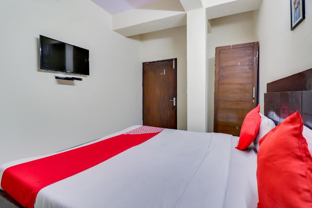 Postel nebo postele na pokoji v ubytování Hotel O Red Rose Residency