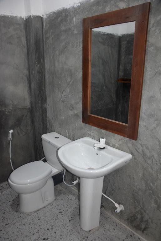 Lake House Home Stay - 8