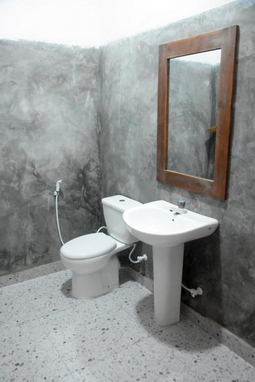 Lake House Home Stay - 10