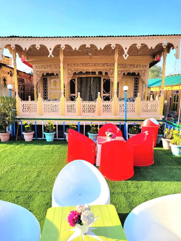 Fotografie z fotogalerie ubytování Aziz Palace Group of Houseboats v destinaci Jāmb