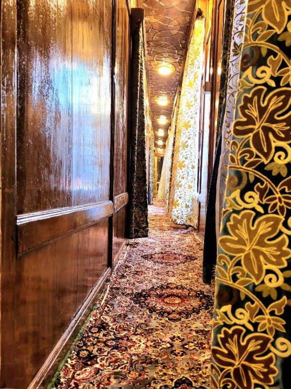 Fotografie z fotogalerie ubytování Aziz Palace Group of Houseboats v destinaci Jāmb