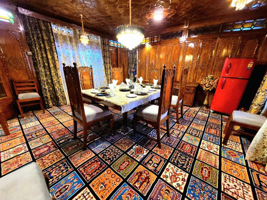Fotografie z fotogalerie ubytování Aziz Palace Group of Houseboats v destinaci Jāmb